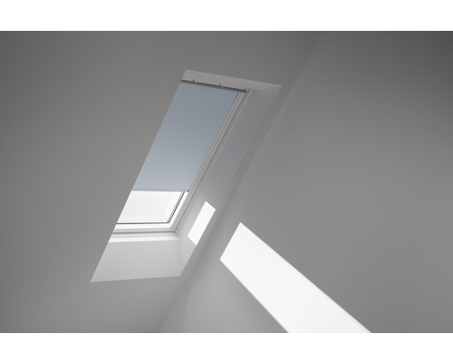 Store occultant Velux bleu ciel uni à commande manuelle cadre blanc DKL F06 4576SWL