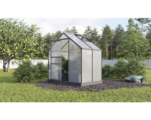Gewächshaus Vitavia Planet 2500 Hohlkammerplatten 6 mm 195 x 131 cm schwarz Gewächshaus mit geöffneter Tür in einem Garten mit Rasenmähroboter