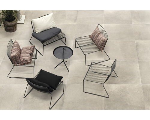 Ensemble de chaises de jardin et table sur des carreaux de pierre