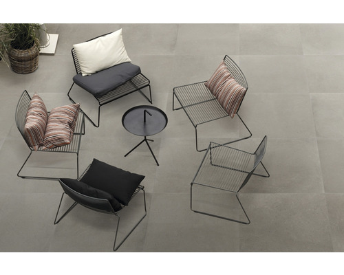 Arrangement de chaises en métal et d''une petite table à l''extérieur