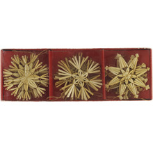 Trois étoiles de paille dans une boîte rouge pour la décoration