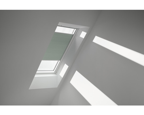 Store plissé alvéolaire VELUX vert pâle uni à commande manuelle FHC C04 1168SWL