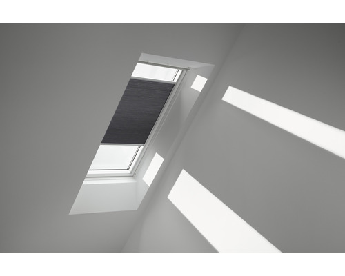 Store plissé alvéolaire Velux gris-taupe uni à commande manuelle FHC C02 1170SWL