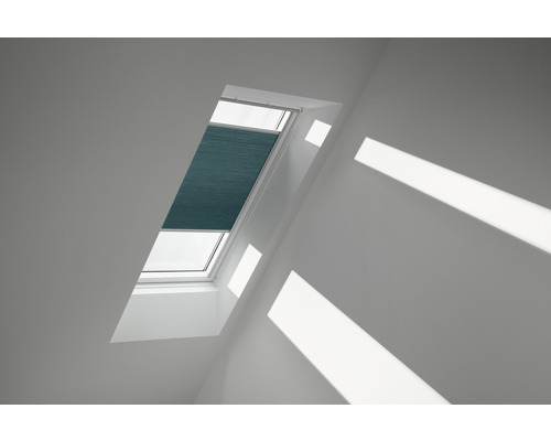 Store plissé alvéolaire Velux pétrole uni à commande manuelle FHC C04 1173SWL