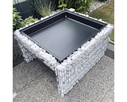 Gabionen Feuerstelle mit schwarzer Feuerschale und weißen Steinen