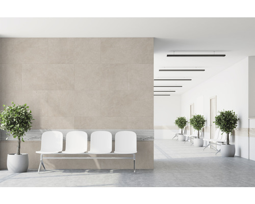 Warteraum mit Fliesenwand, Sitzgelegenheiten und Pflanzen