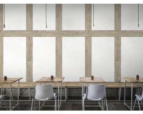 Innenraum mit Holzbalkenwand, Tischen und Stühlen