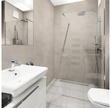 Salle de bain lumineuse avec lavabo, miroir, douche et toilettes
