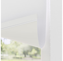 Rollo am Fenster mit hellem Stoff