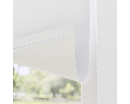 Store enrouleur à la fenêtre avec tissu clair