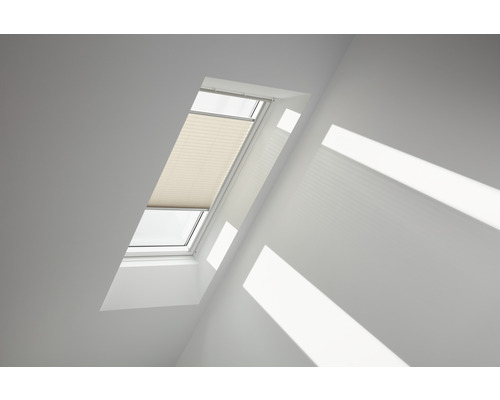 Store plissé Velux beige clair uni à commande manuelle FHL CK04 1259SWL