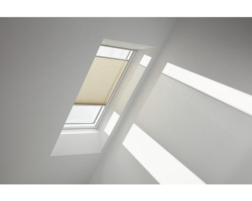 Store plissé Velux à commande manuelle beige sable uni FHL M08 1277S