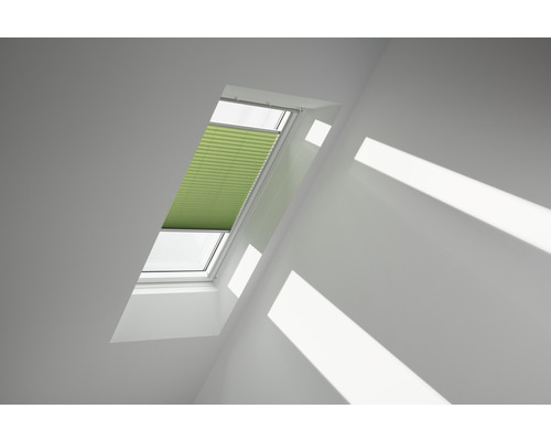 Store plissé Velux vert mousse uni à commande manuelle FHL SK08 1280SWL