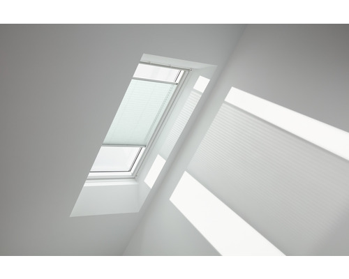 Store plissé Velux bleu ciel uni à commande manuelle FHL F06 1285SWL