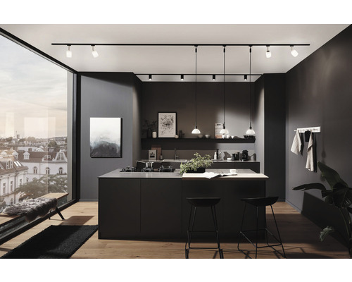 Moderne Küche mit Schienensystemleuchten und Pendelleuchten