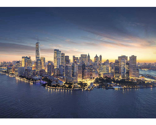 Horizon de New York au crépuscule avec gratte-ciel et eau