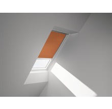 Dachfenster mit orangefarbenem Plissee-Rollo