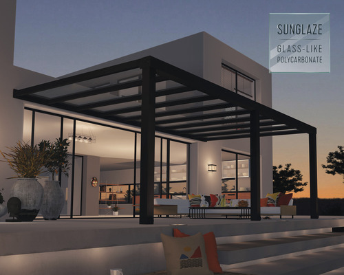 Terrasse avec toit en polycarbonate imitation verre et coin salon extérieur