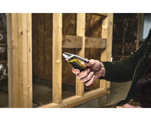 Stanley Fatmax Fliesenschneider in der Hand eines Handwerkers vor einer Holzkonstruktion