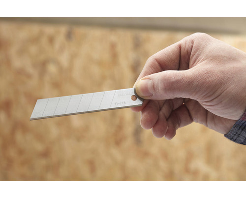 Hand hält Klinge für Cuttermesser