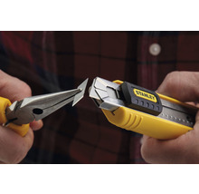 Messer mit Abbrechklingen und Spitzzange zum Abbrechen einer Klinge