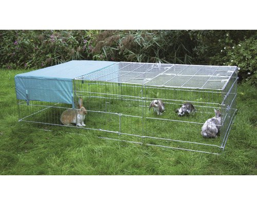 Enclos extérieur avec des lapins dans le jardin