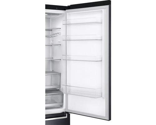 Réfrigérateur ouvert avec étagères