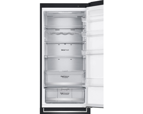 Intérieur d''un réfrigérateur avec des étagères, un range-bouteilles et des bacs à légumes