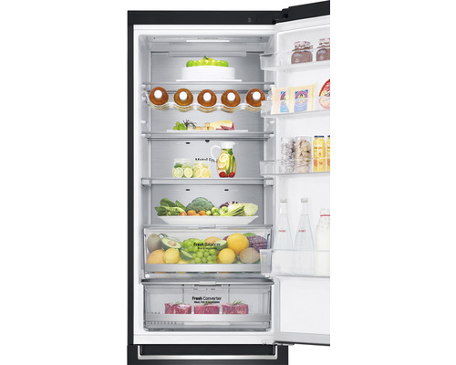 Réfrigérateur ouvert avec divers aliments sur les étagères.