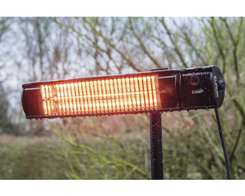 Elektrischer Heizstrahler auf einem Ständer für den Aussenbereich