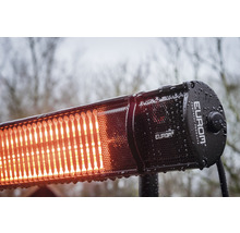 Nahaufnahme eines eingeschalteten Heizstrahlers für den Außenbereich mit EUROM Logo