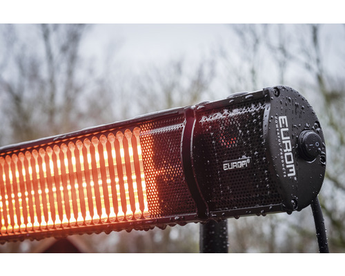 Nahaufnahme eines eingeschalteten Heizstrahlers für den Außenbereich mit EUROM Logo