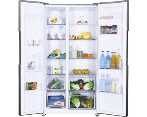 Geöffneter Side-by-Side Kühlschrank mit Lebensmitteln