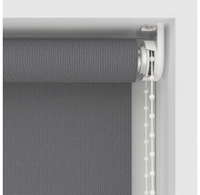 Store enrouleur gris avec chaînette à la fenêtre