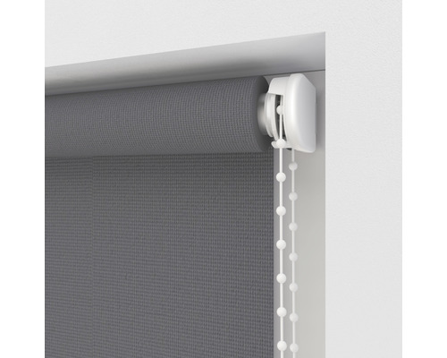 Store enrouleur gris avec chaînette pour la décoration de fenêtre