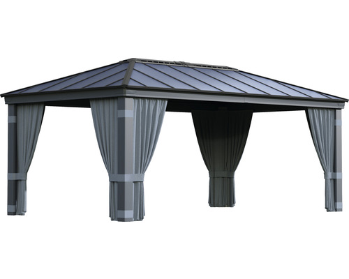 Gartenpavillon mit Vorhängen