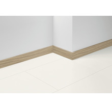 Sockelleiste in Holzoptik an einer Wand