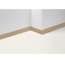 Sockelleisten aus Holz an einer Wand