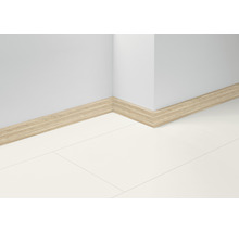 Sockelleiste in Holzoptik an einer Wand