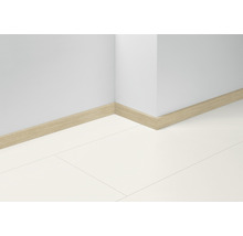 Ecke eines Raumes mit Holzfußleiste