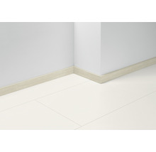 Vue d''angle d''une pièce avec carrelage blanc et plinthe claire avec structure bois
