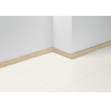 Sockelleiste aus Holz an einer Wand mit Laminatboden