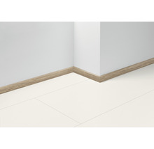 Zimmer mit Laminatboden und Holzfussleisten