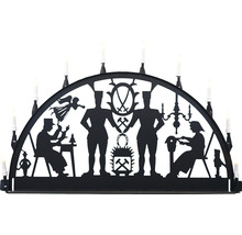 Schwarzer Schwibbogen mit Motiven aus dem Bergbau und Kerzen