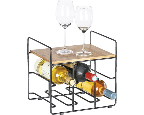 Weinregal aus Metall und Holz mit Weinflaschen und Gläsern