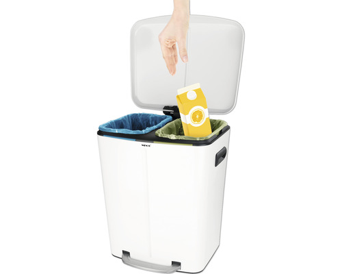 Poubelle de tri sélectif blanche à deux compartiments et pédale en cours d''utilisation.
