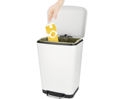 Poubelle à pédale blanche avec sac poubelle et main jetant une brique de jus.