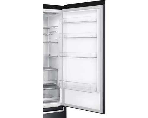 Geöffneter Kühlschrank mit Regalen und Fächern