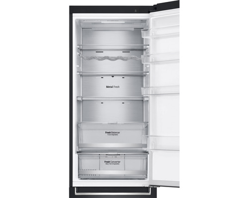 Innenansicht eines Kühlschranks mit Regalböden, Flaschenhalter, Frischhaltefächern und den Aufschriften Metal Fresh, Fresh Balancer und Fresh Converter