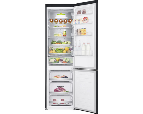 Geöffneter Kühlschrank mit Lebensmitteln in Regalen und Schubladen